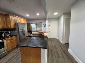 460 Lakeview Dr in Weston, FL - Building Photo - Building Photo