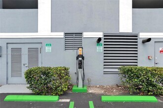 5077 NW 7th St, Unit 1408 in Miami, FL - Foto de edificio - Building Photo