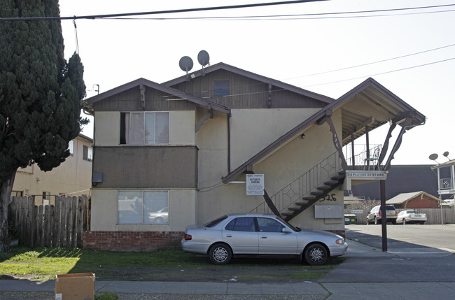 326 Dumont Ave in Hayward, CA - Foto de edificio - Building Photo