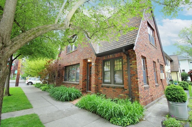 2904-2914 SE Washington St & 606 SE 29th Ave, Unit 606