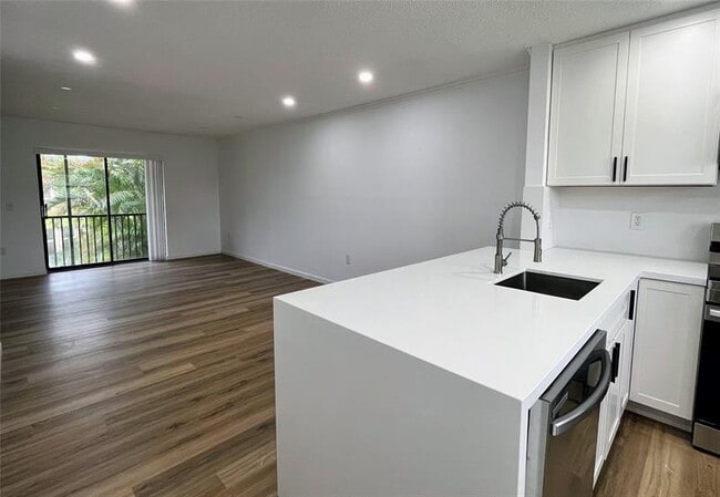 163 NW 93rd Ave in Pembroke Pines, FL - Building Photo - Building Photo