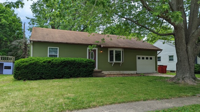 property at 907 Oakcrest Dr