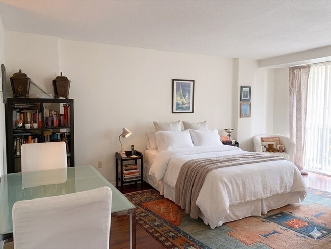 property at 9 Hawthorne Pl