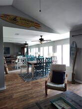 500 Tiki Dr in Tiki Island, TX - Foto de edificio - Building Photo