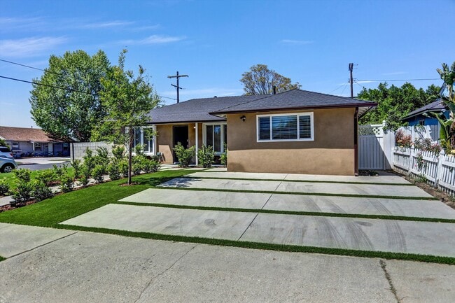 17627 Caprino Pl in Van Nuys, CA - Building Photo - Building Photo
