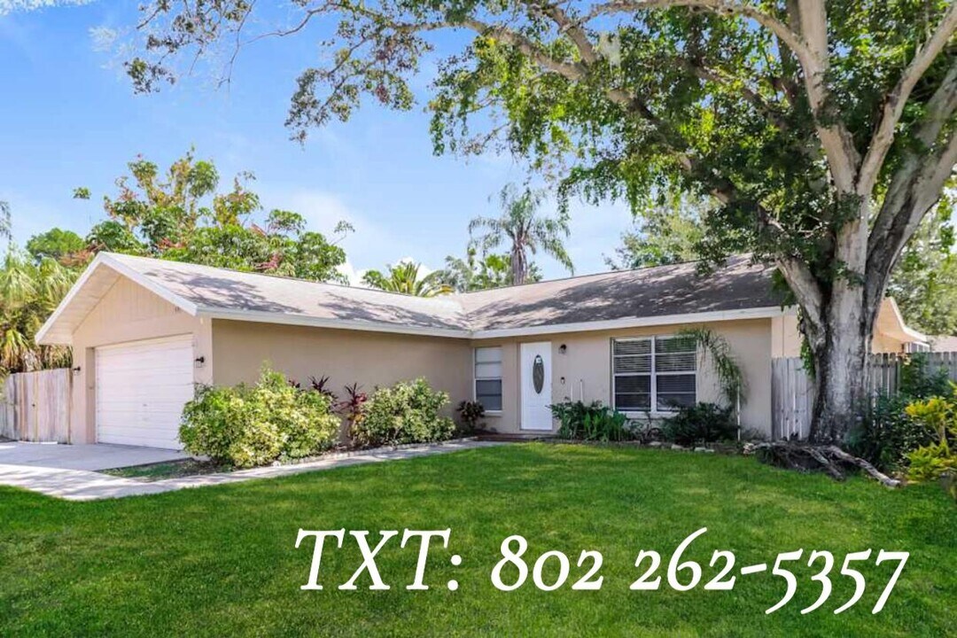 990 16th St in Palm Harbor, FL - Building Photo