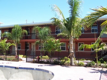 Blue Skies Apartments in St Pete Beach, FL - Foto de edificio