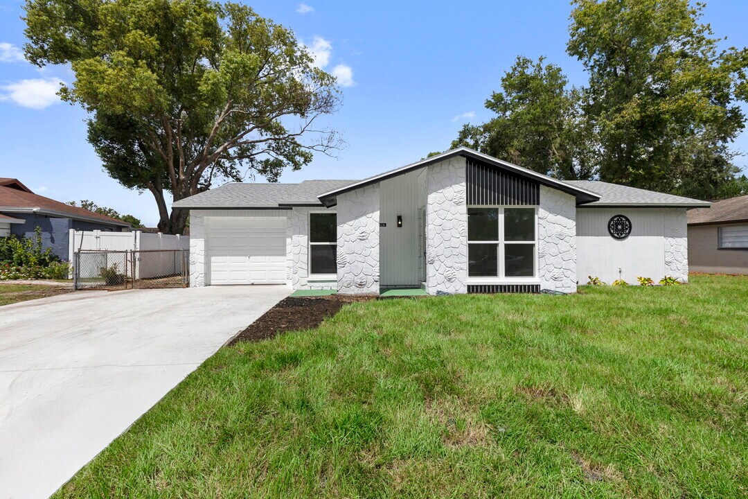 516 Avocado Cir in Brandon, FL - Building Photo