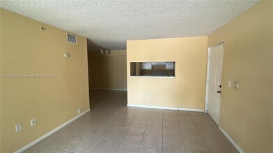 2103 Renaissance Blvd in Miramar, FL - Foto de edificio - Building Photo