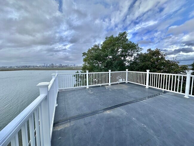 215 Court Rd-Unit -2 in Winthrop, MA - Foto de edificio - Building Photo