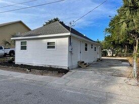 1018 6th St W in Bradenton, FL - Building Photo