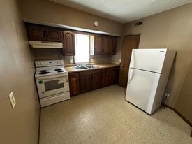 226 E Hyde Park Ave in St. Joseph, MO - Building Photo