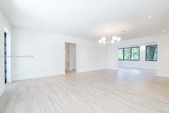 10500 SW 72nd Ave in Pinecrest, FL - Building Photo - Building Photo