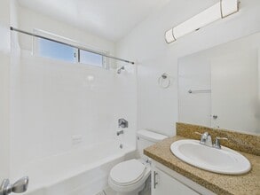 Woodman Apartments in Arleta, CA - Foto de edificio - Building Photo