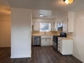 2500-2504 W Chestnut Ct in Visalia, CA - Building Photo - Building Photo