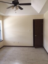 305 W Amy Dr, Unit Apartment B San Juan in San Juan, TX - Foto de edificio - Building Photo