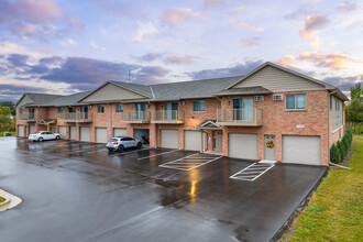 Village Creek Estates in Green Bay, WI - Foto de edificio - Building Photo