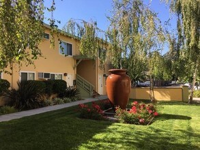 Birchwood Meadows in Sacramento, CA - Foto de edificio - Building Photo