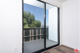 129 S Kings Rd-Unit -304 in Los Angeles, CA - Building Photo - Building Photo