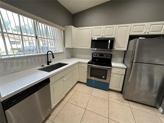 3944 SW 48th Ave in Pembroke Park, FL - Building Photo - Building Photo