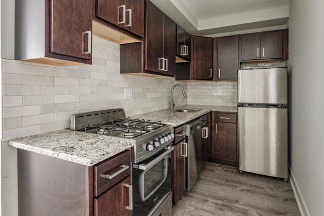 448 W Barry Ave, Unit 132 in Chicago, IL - Building Photo - Building Photo