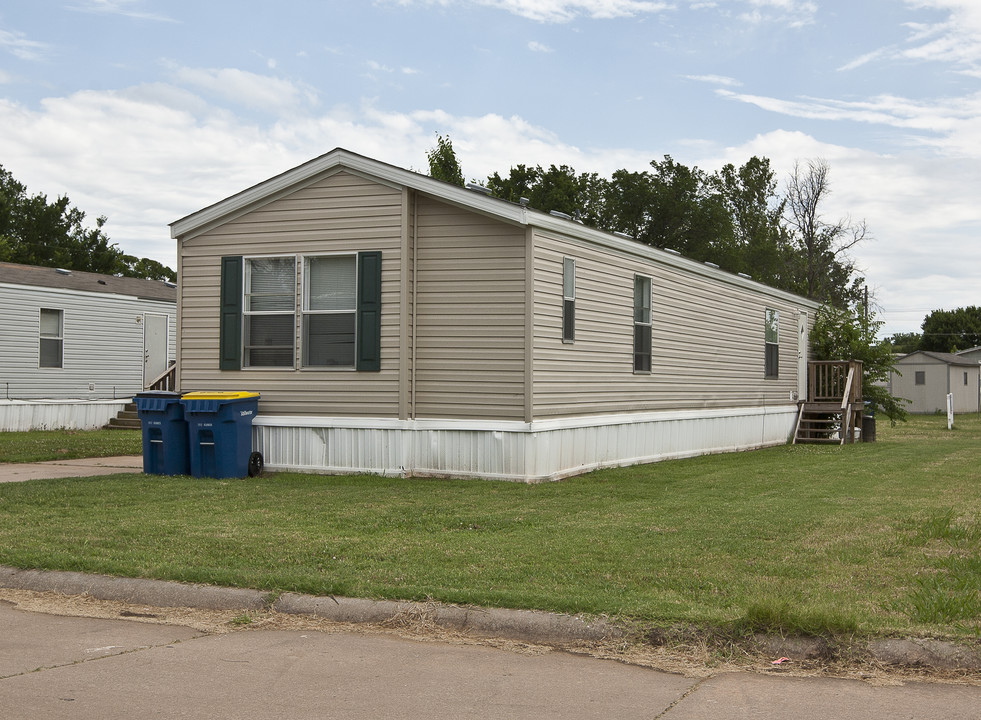 Eastern Villa in Stillwater, OK - Building Photo