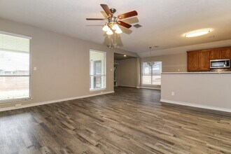 5912 Hillview Dr in Watauga, TX - Foto de edificio - Building Photo