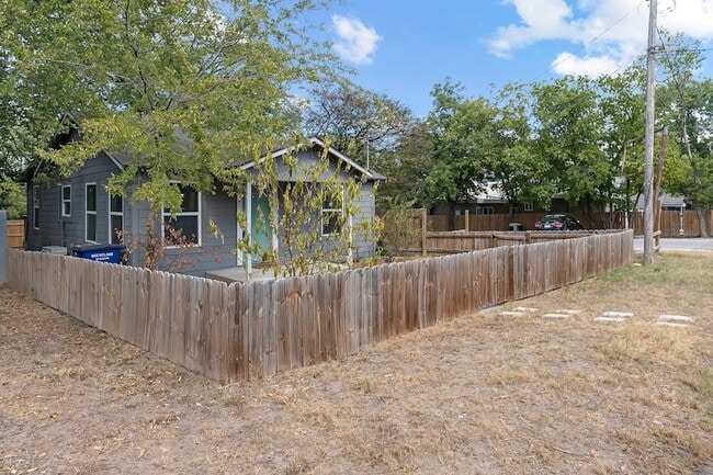 204 Lessin Ln in Austin, TX - Building Photo - Building Photo