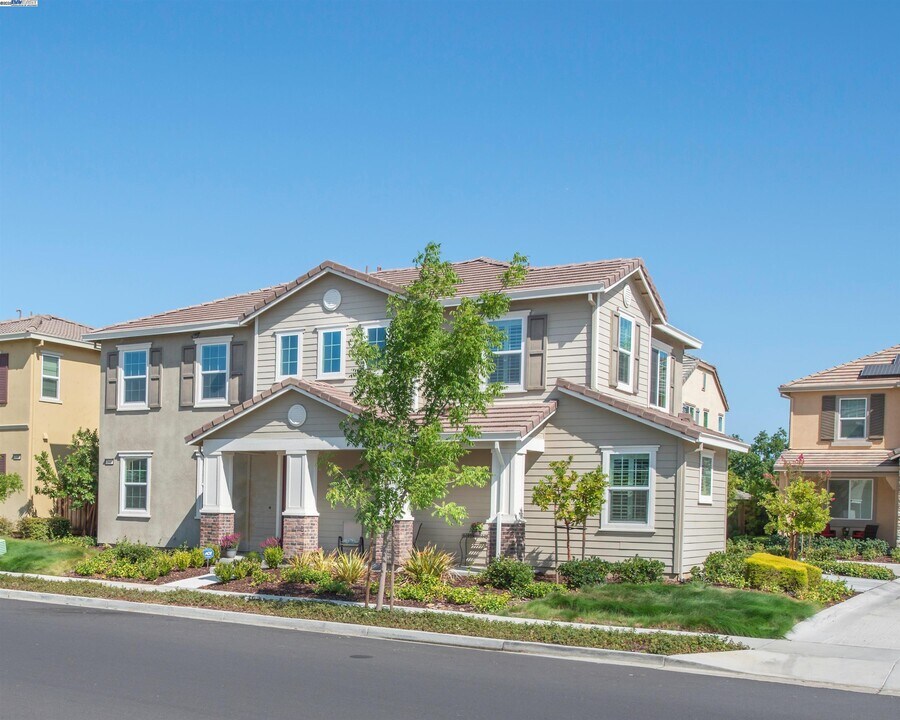 2049 Salice Wy in Brentwood, CA - Building Photo