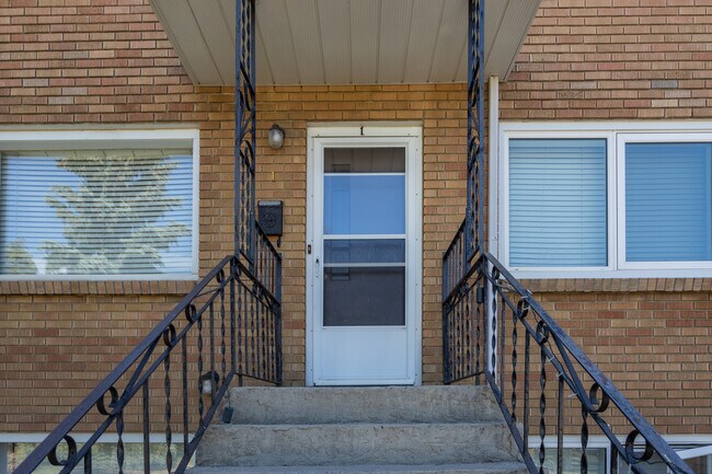 4724 Stanley Rd SW in Calgary, AB - Building Photo - Building Photo