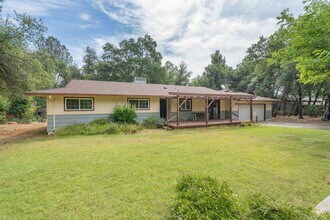 10587 Quail Hollow Ln in Redding, CA - Building Photo - Building Photo