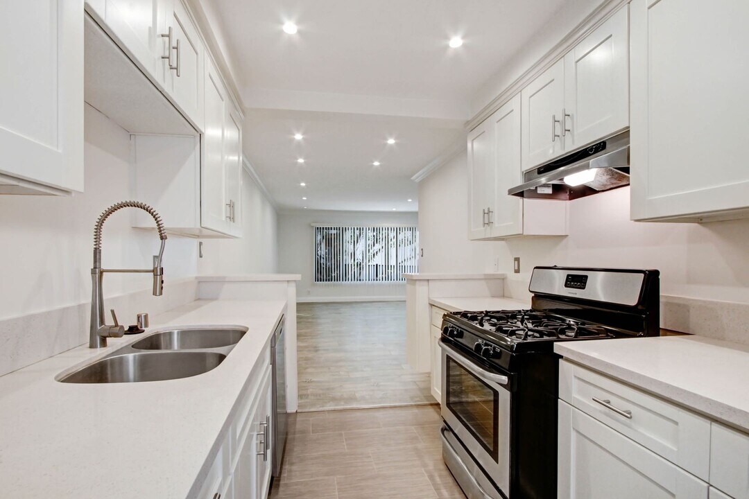 11615 Darlington Ave in Los Angeles, CA - Building Photo