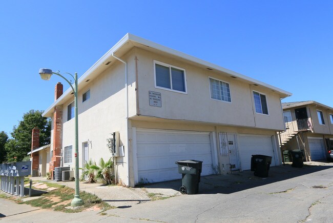 101 Nedra Ct in Sacramento, CA - Foto de edificio - Building Photo