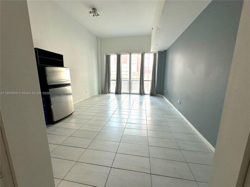 244 Biscayne Blvd, Unit 243 in Miami, FL - Building Photo