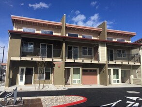 DeLuxe Apartments in Reno, NV - Building Photo - Building Photo