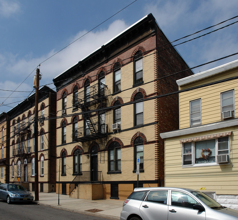 29 E 17th St in Bayonne, NJ - Building Photo