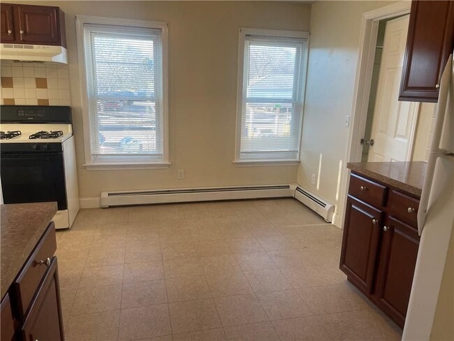 585 Main St in East Greenwich, RI - Building Photo - Building Photo