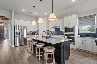 4945 Strada Dr in Round Rock, TX - Foto de edificio - Building Photo