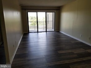 9200 Edwards Way in Hyattsville, MD - Foto de edificio - Building Photo