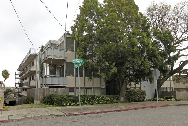 592 Jean St in Oakland, CA - Foto de edificio - Building Photo