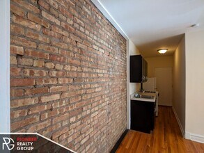 957 W Cornelia Ave, Unit 1b in Chicago, IL - Foto de edificio - Building Photo