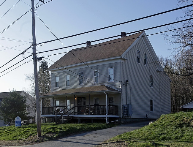 409 Ne main St in Douglas, MA - Foto de edificio - Building Photo