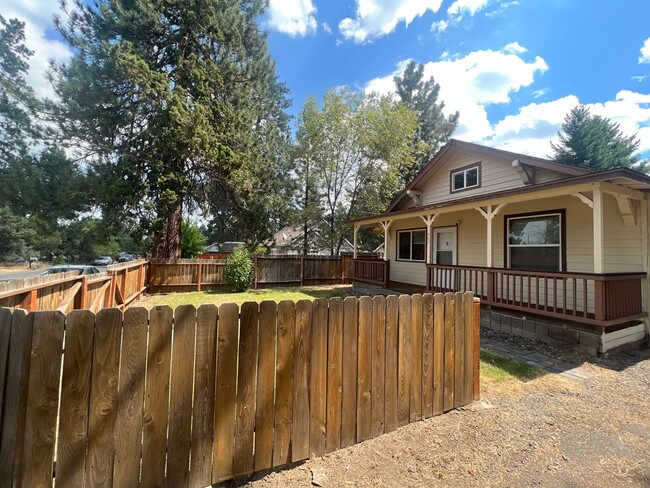 407 SE Yew Ln in Bend, OR - Building Photo - Building Photo