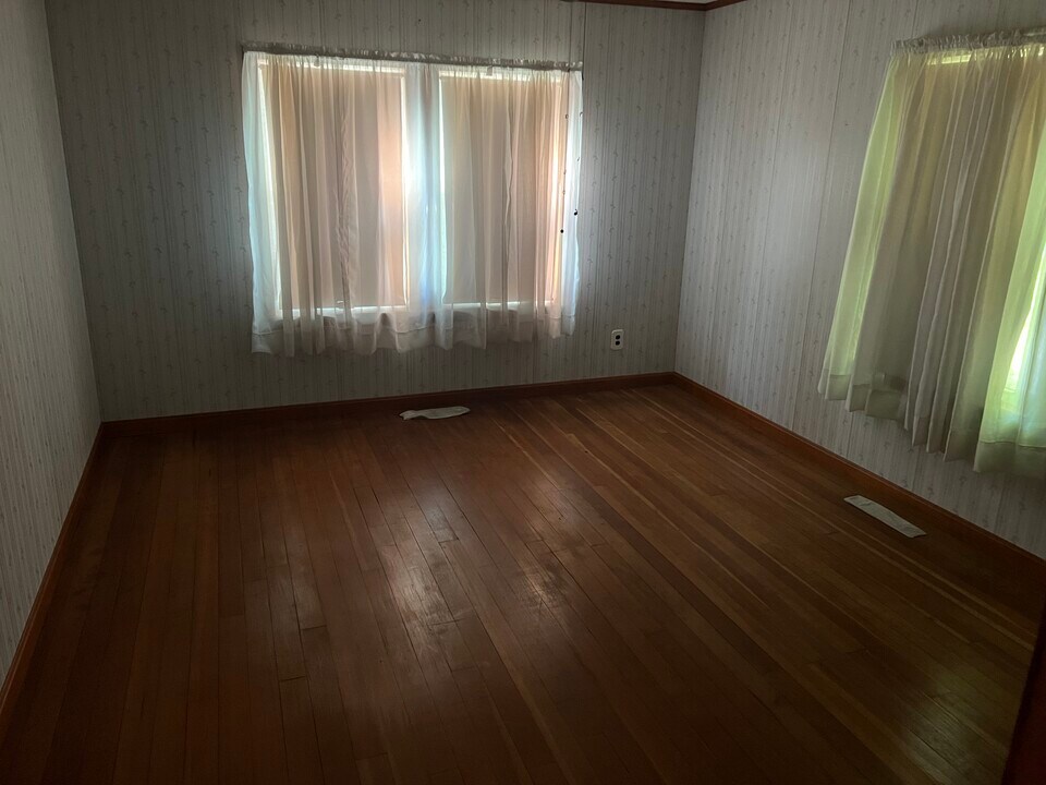 40 Hemlock St in Leicester, MA - Building Photo