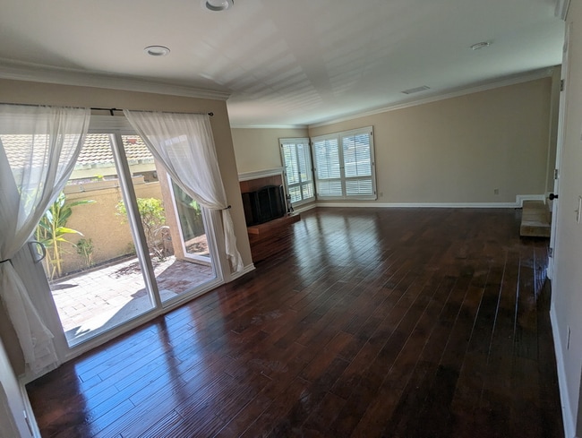 327 Sprucewood Ave in Oak Park, CA - Building Photo - Building Photo