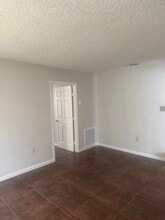 1150 Shilo Ave, Unit B in Baker, LA - Foto de edificio - Building Photo