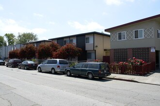 3282 Rolison Rd in Redwood City, CA - Building Photo - Building Photo