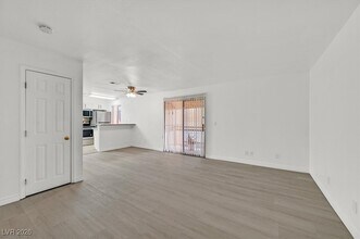 5499 Indian River Dr in Las Vegas, NV - Building Photo - Building Photo