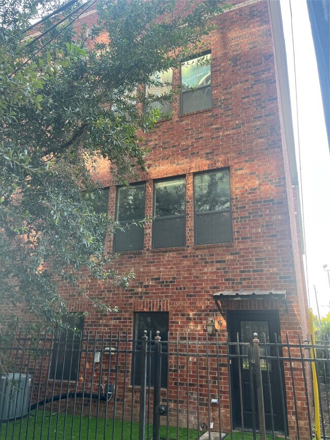 property at 2422 Navigation Blvd