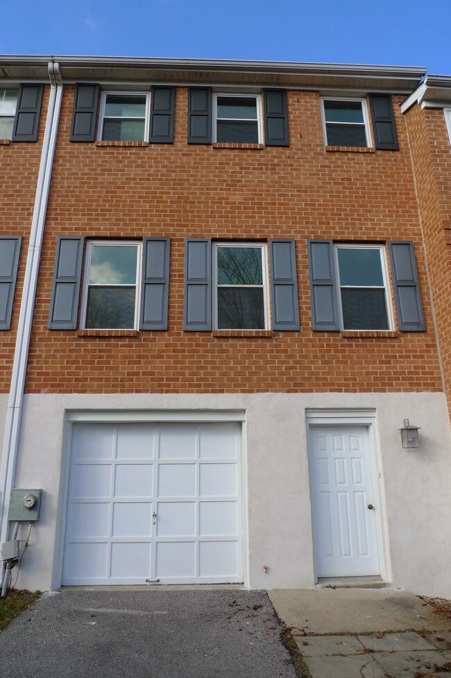 555 Coventry Lane in West Chester, PA - Foto de edificio - Building Photo